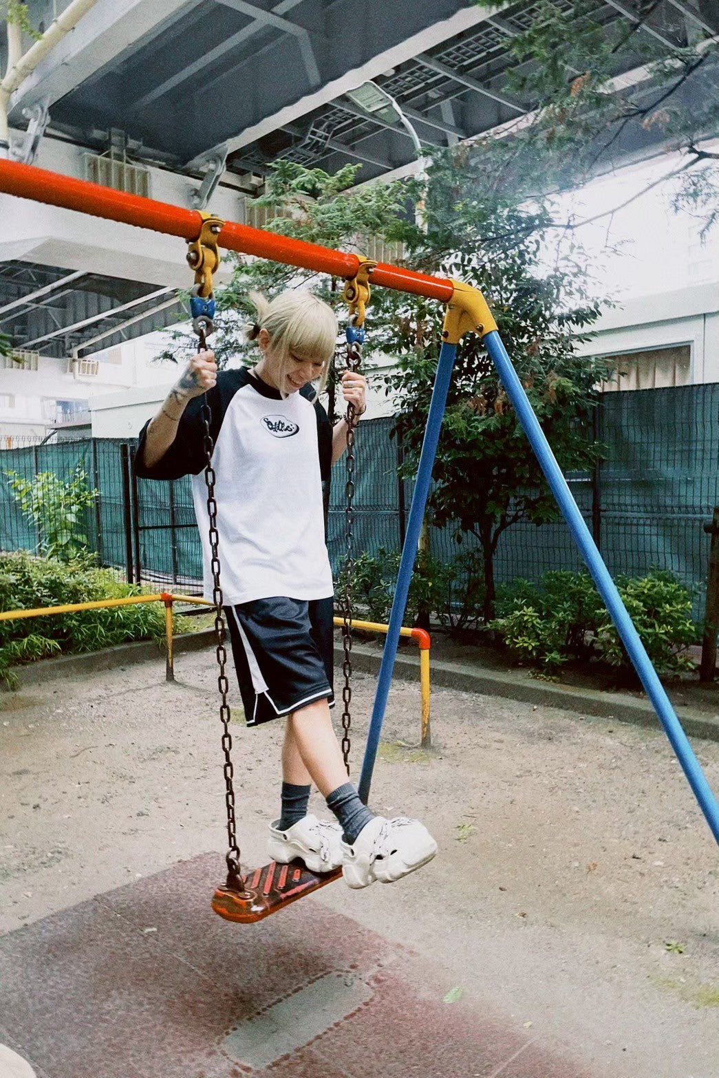 T-shirt Raglan con Logo (taglia XL)