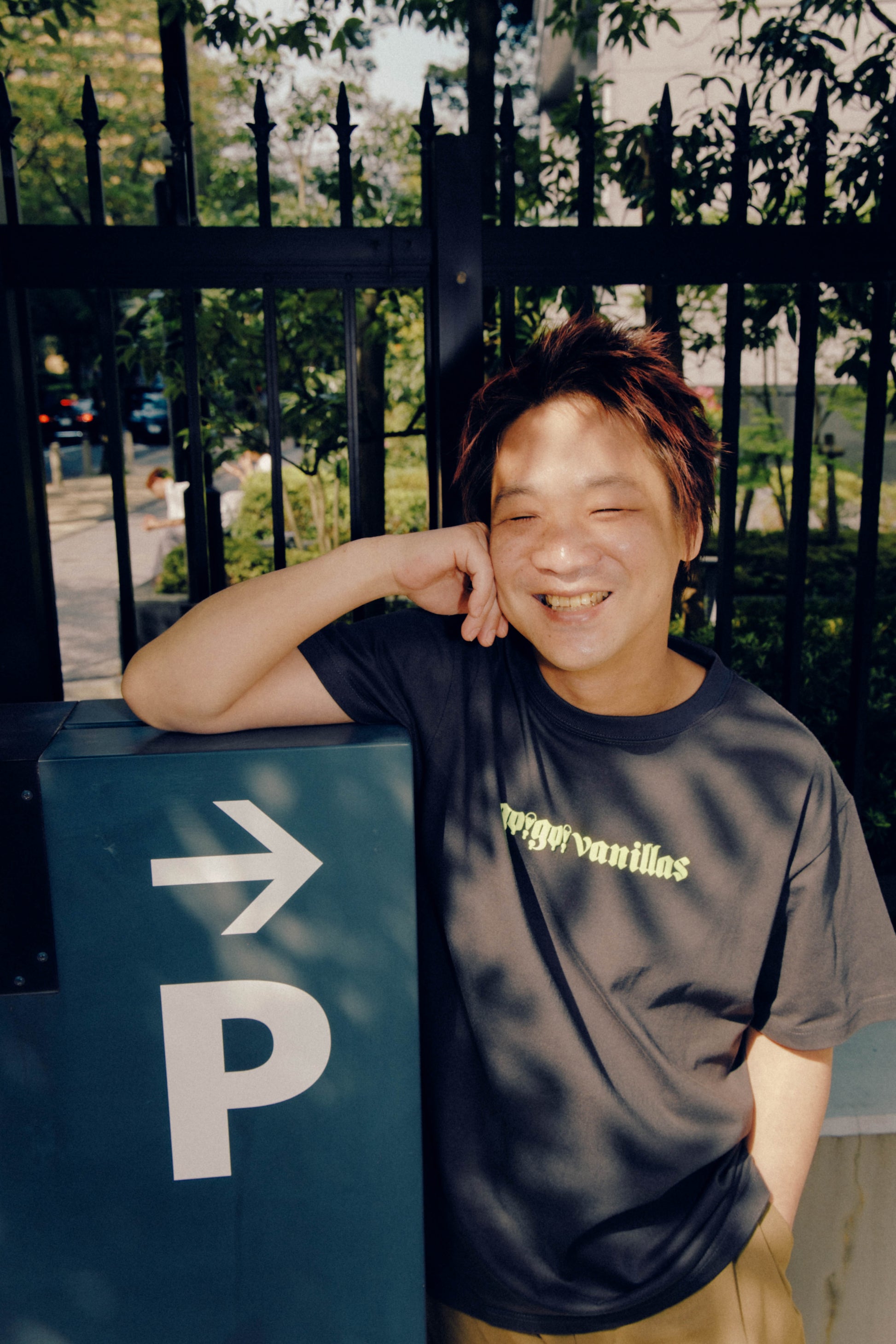 PUFF PRINT LOGO T-shirt Charcoal Black - Medium (JP Size) [go!go!vanillas]