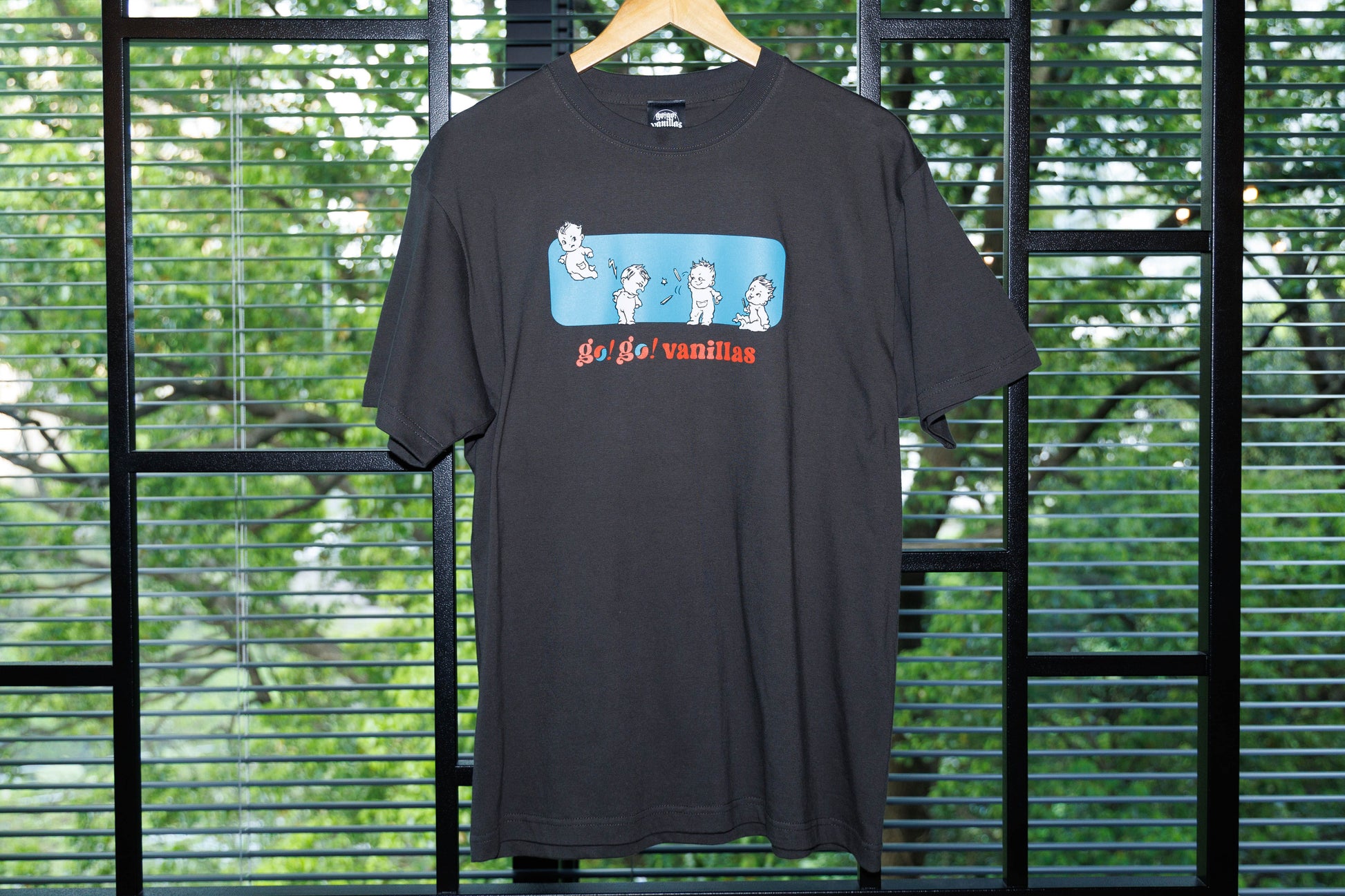 READY STEADY go!go! vol.10 in Seoul T-shirt Charcoal Black - Large (JP Size) [go!go!vanillas]