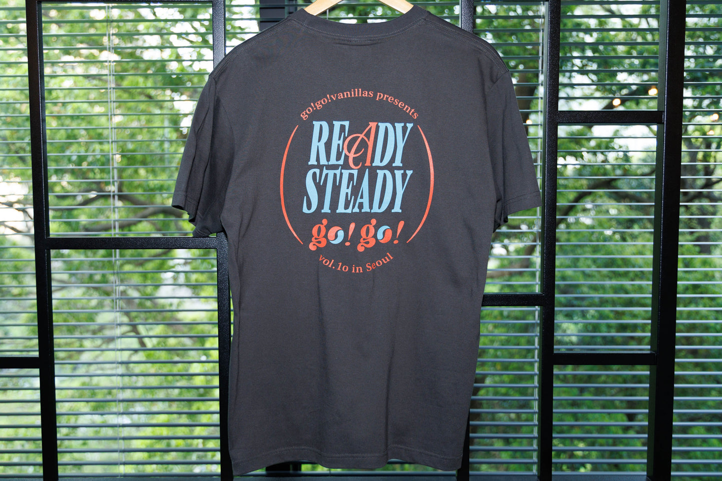 READY STEADY go!go! vol.10 in Seoul T-shirt Charcoal Black - Large (JP Size) [go!go!vanillas]