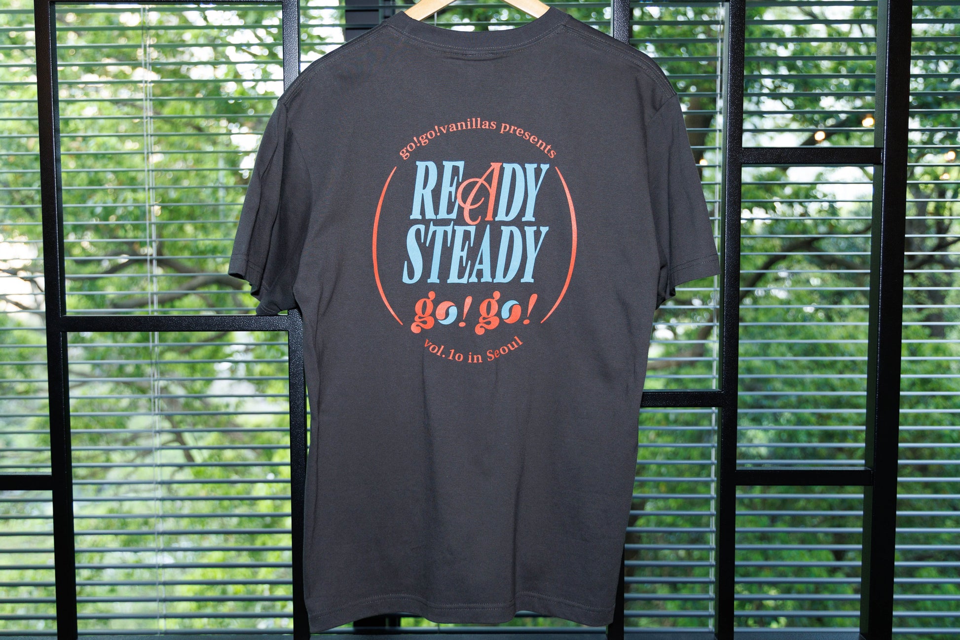 READY STEADY go!go! vol.10 in Seoul T-shirt Charcoal Black - Large (JP Size) [go!go!vanillas]