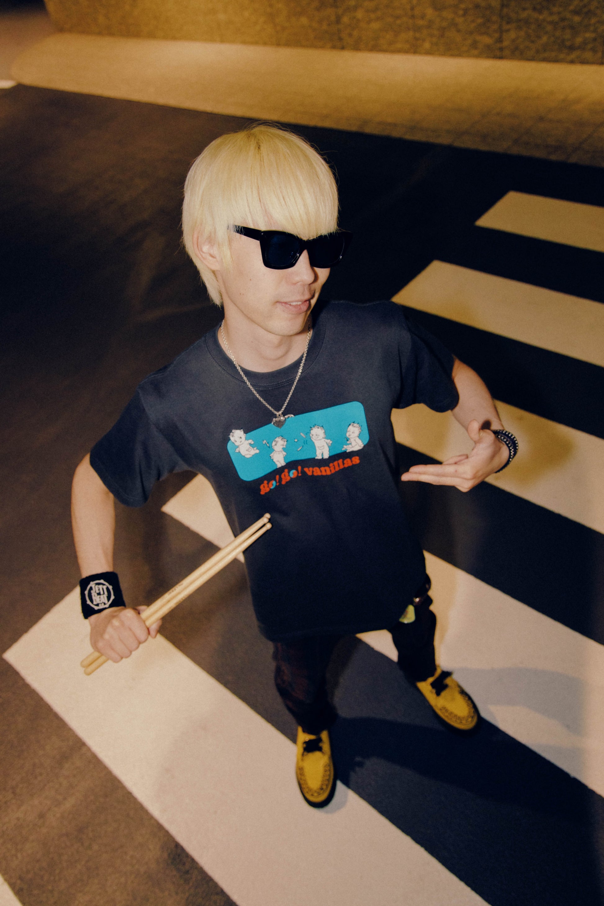 READY STEADY go!go! vol.10 in Seoul T-shirt Charcoal Black - Large (JP Size) [go!go!vanillas]