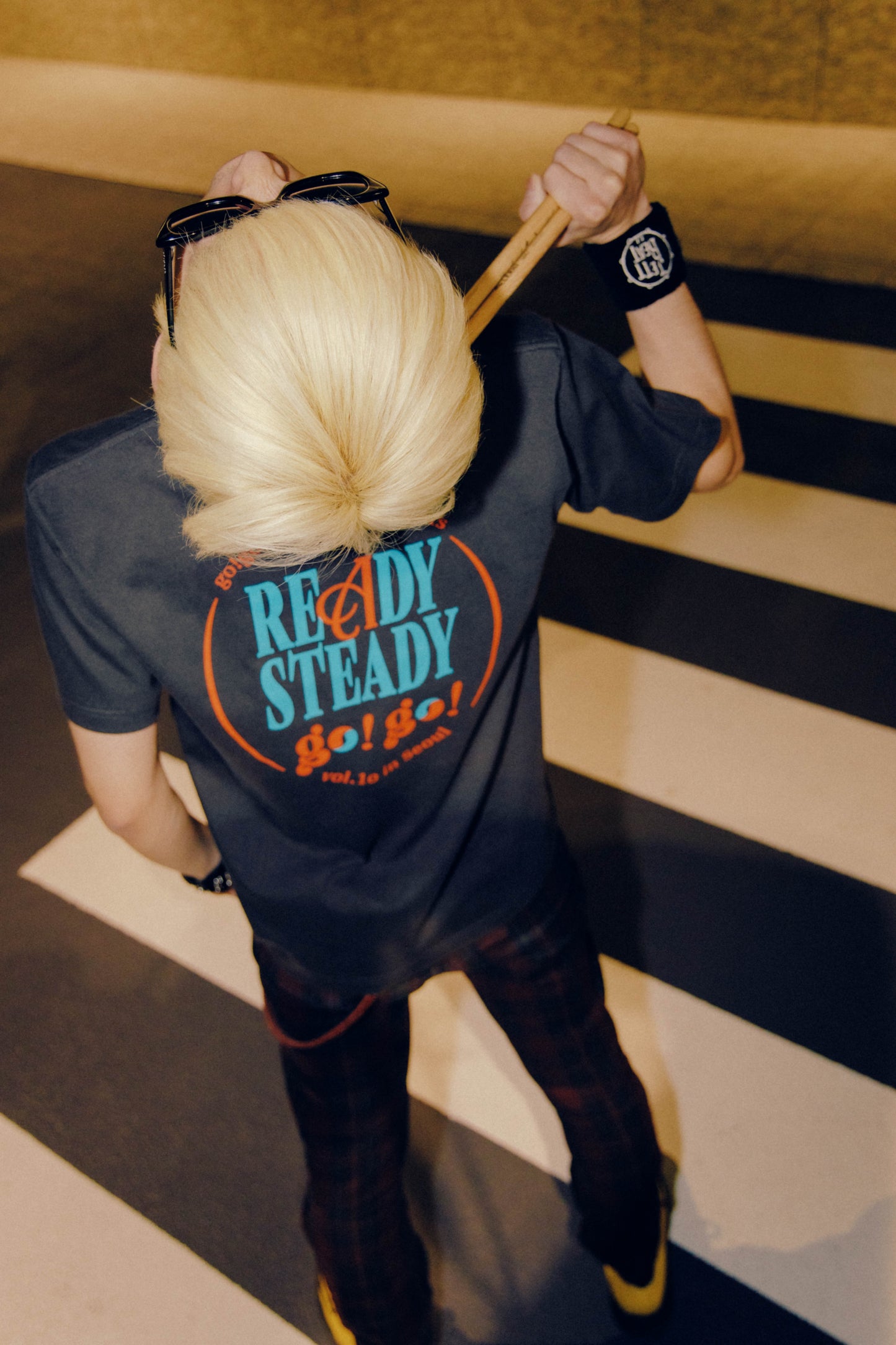 READY STEADY go!go! vol.10 in Seoul T-shirt Charcoal Black - Large (JP Size) [go!go!vanillas]