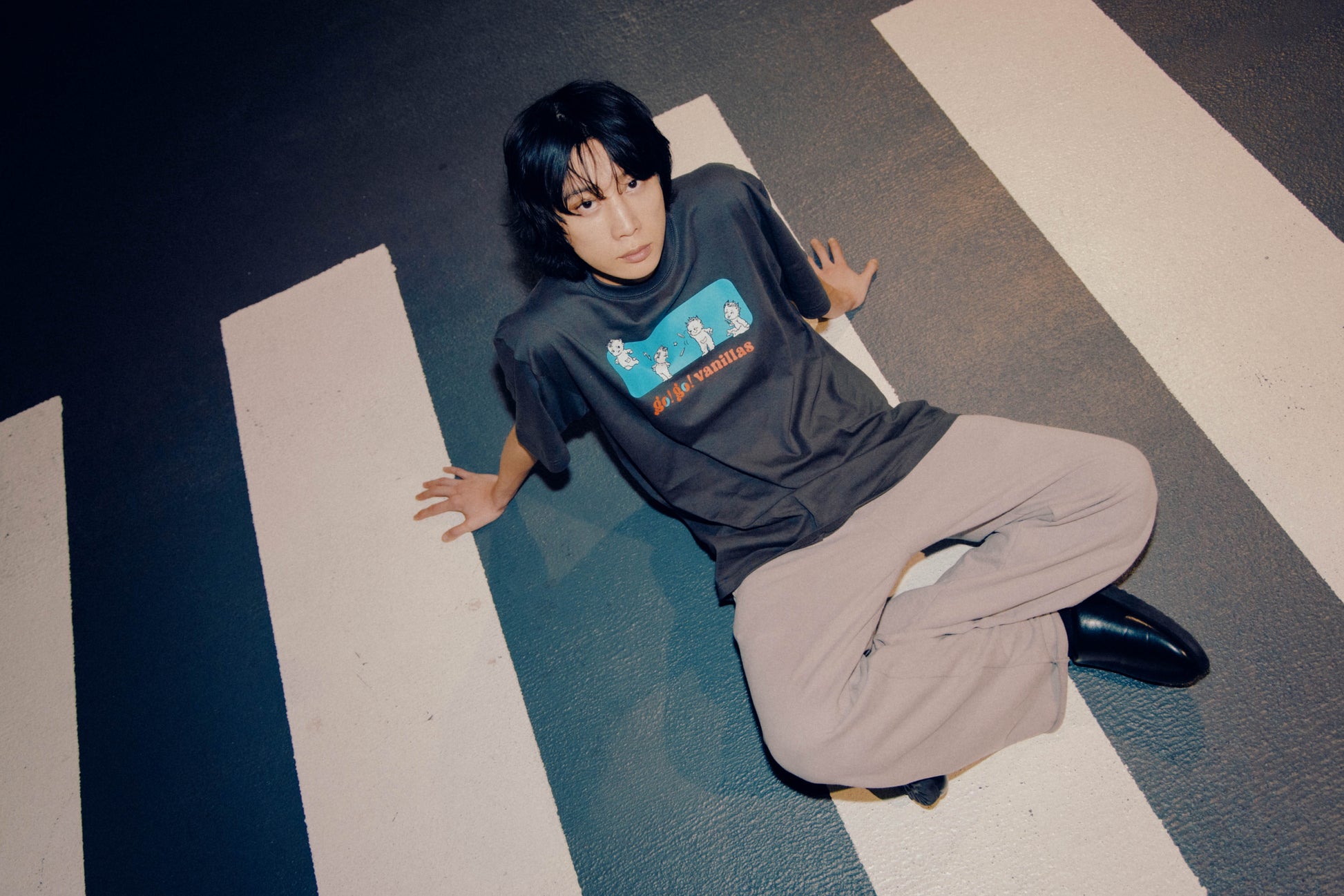 READY STEADY go!go! vol.10 in Seoul T-shirt Charcoal Black - Extra Large (JP Size) [go!go!vanillas]